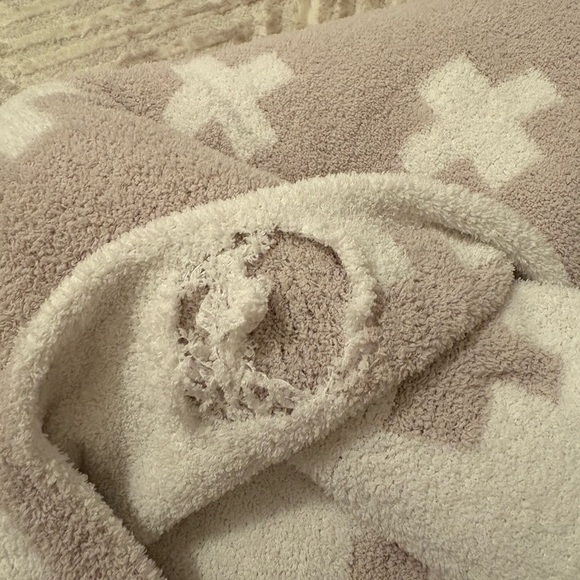 Cream and White Cross/ Plus Reversible Throw - Picture 4 of 4